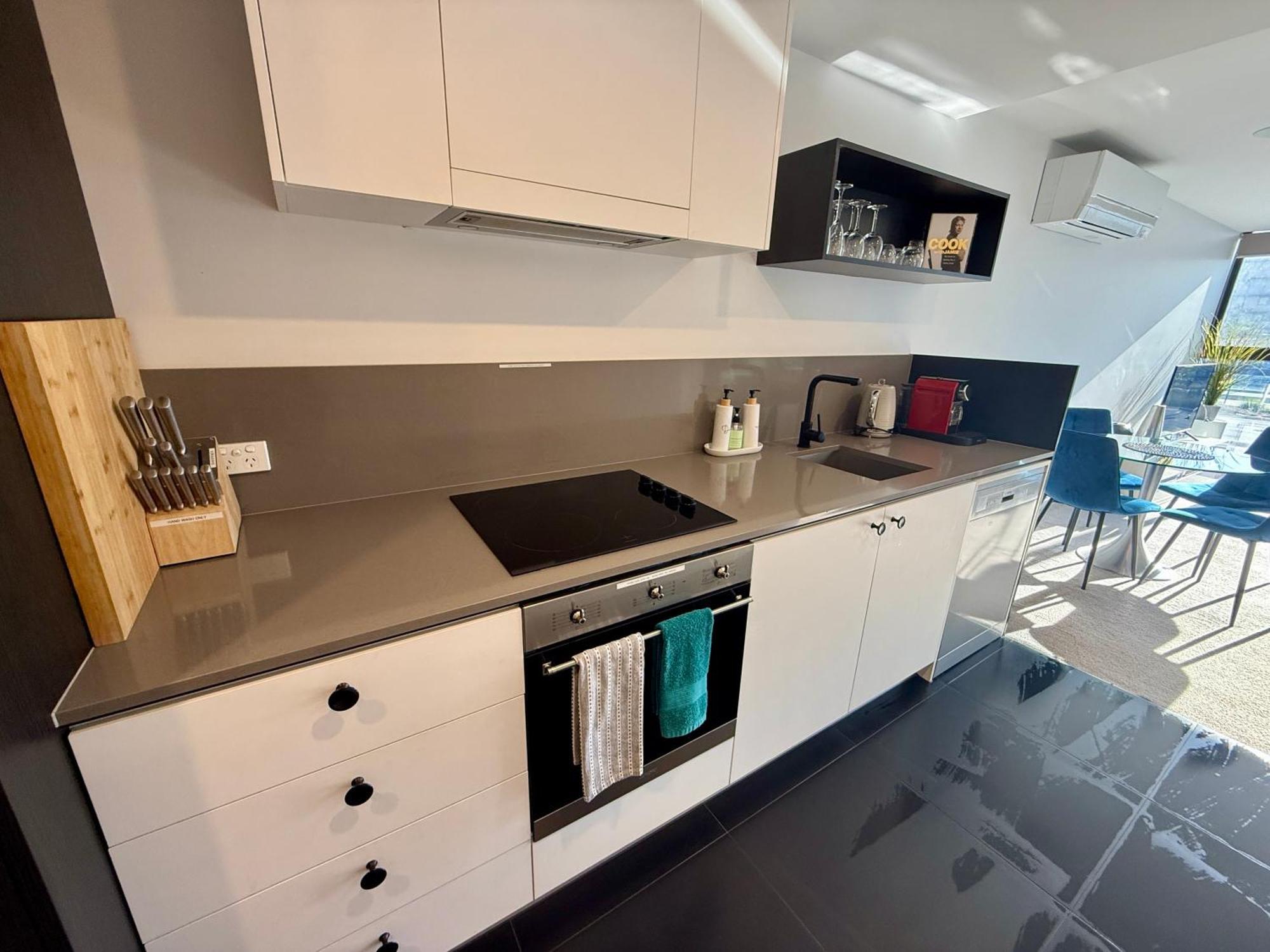 Midnight Luxe 1Br 1Bath Apartment 104 In The Heart Of Braddon Pool Sauna Secure Parking Wine Wifi Kanberra Dış mekan fotoğraf