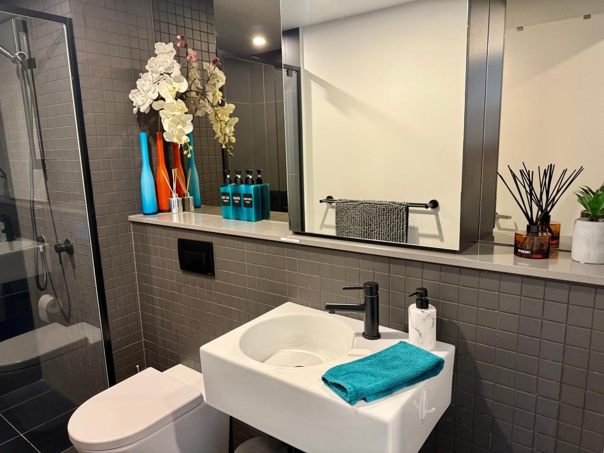 Midnight Luxe 1Br 1Bath Apartment 104 In The Heart Of Braddon Pool Sauna Secure Parking Wine Wifi Kanberra Dış mekan fotoğraf