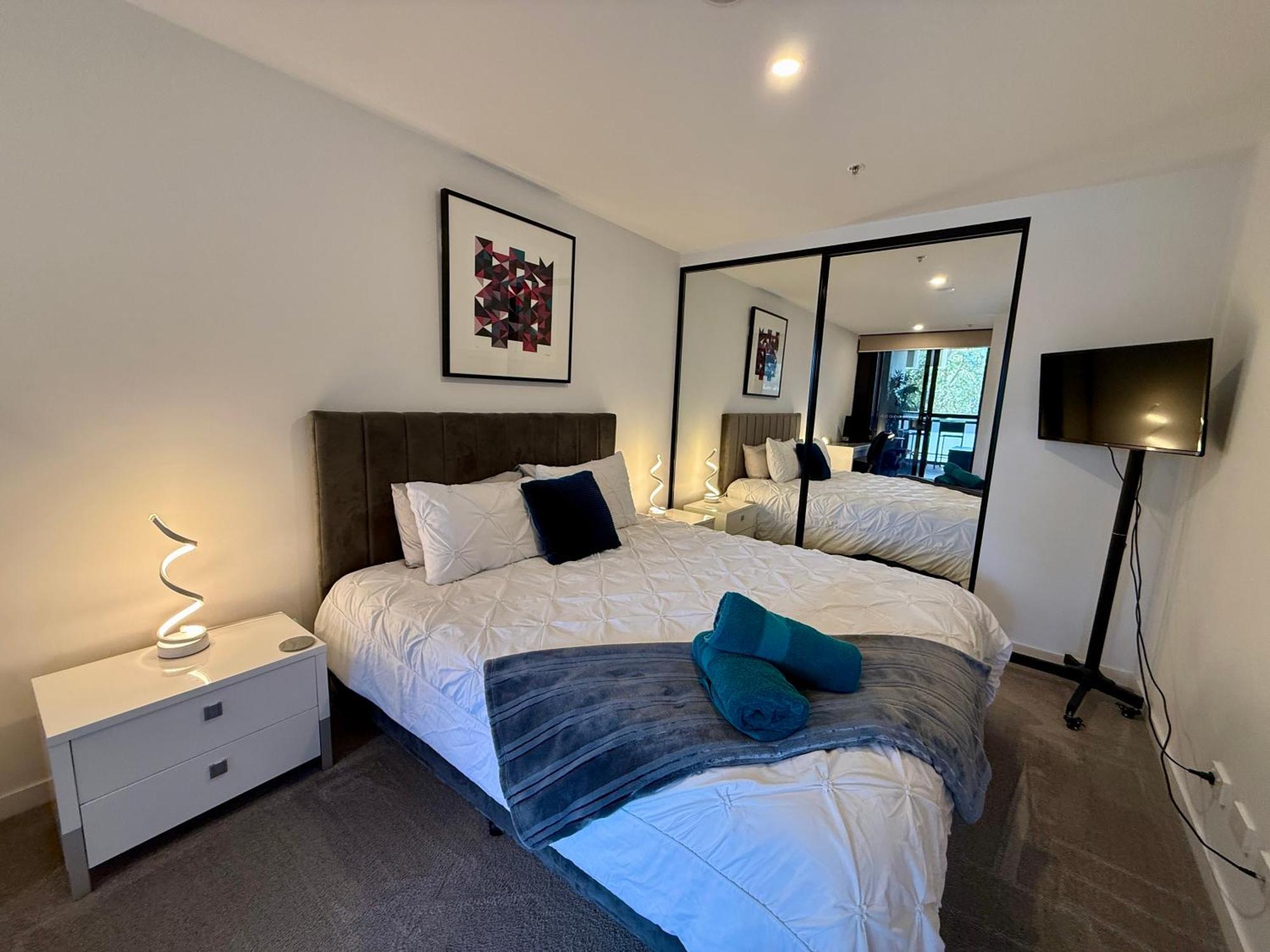 Midnight Luxe 1Br 1Bath Apartment 104 In The Heart Of Braddon Pool Sauna Secure Parking Wine Wifi Kanberra Dış mekan fotoğraf